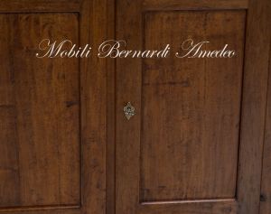 Credenza in noce massiccio - dettaglio del legno piallato a mano e della lavorazione stile arte povera